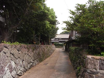 神社脇の路地